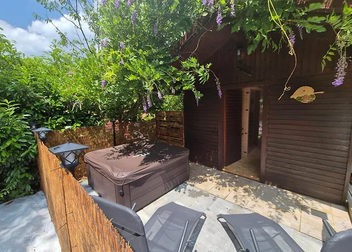 Дом отдыха Pocitniska Hisa Z Dvema Spalnicama Sauna & Jacuzzi *